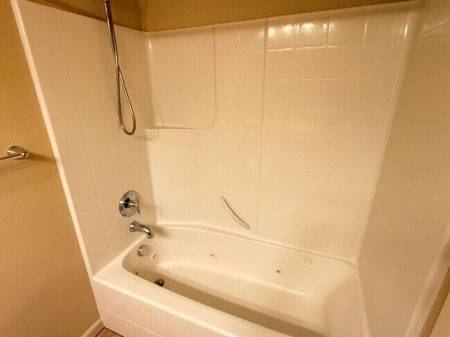 Building Photo - 1050 SW 170th Ave