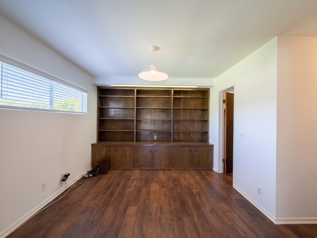 Building Photo - 962 N Calmgrove Ave