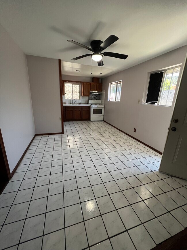 Building Photo - 126 W 71st St