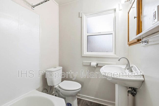 Building Photo - 1107 Thayer Dr