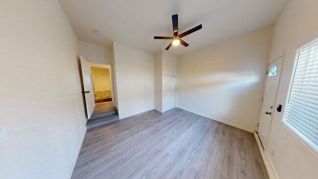 Building Photo - HUGE 8BD/4BA House on Mary Lane Dr!! POOL!...