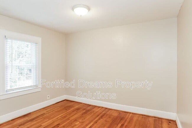 Building Photo - 726 W 25 1/2 St