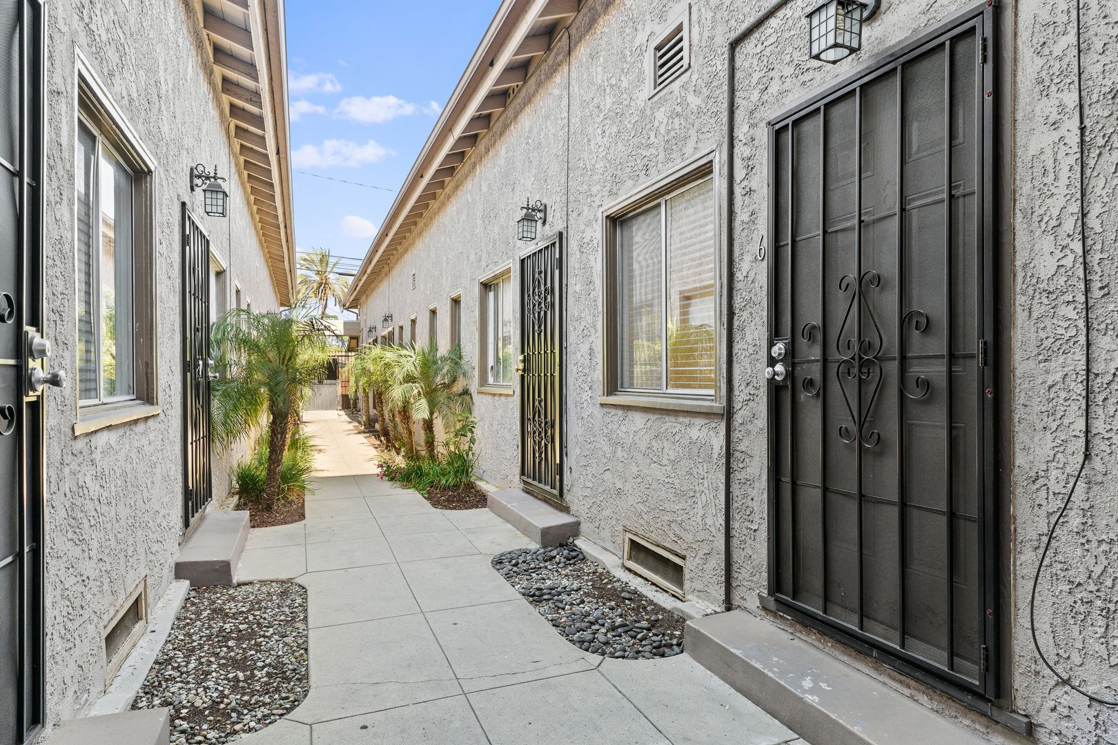 Building Photo - 1460 Gaviota Ave