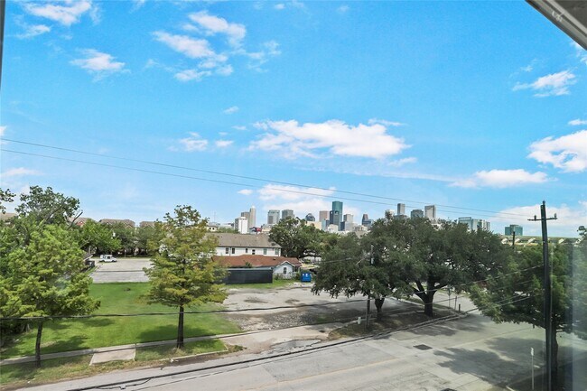 Building Photo - 2404 Hadley St