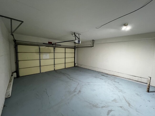 Building Photo - 2 Bedroom 1.5 Bath Townhouse Condo for Rent in the Heart of Monrovia