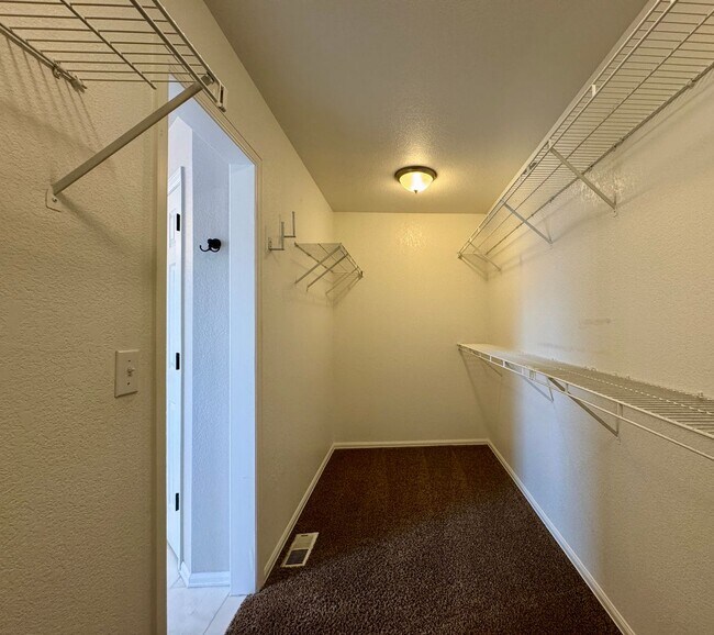 Building Photo - Beautiful & Updated 4 Bedroom / 3.5 Bath Home – Available Now!