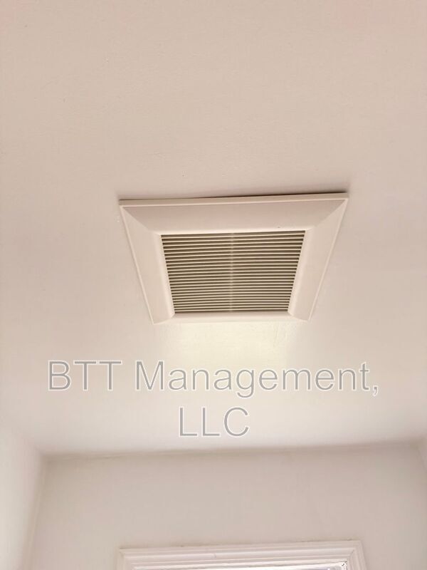 Building Photo - 8401 Greenwood Ave