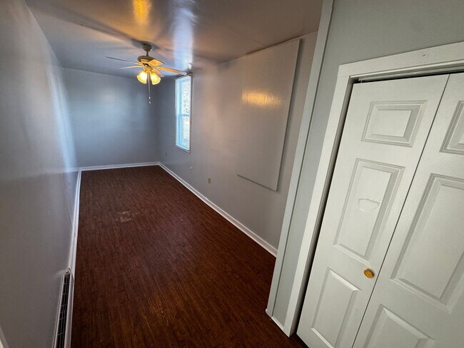 Building Photo - Large 2 Bedroom Apartment