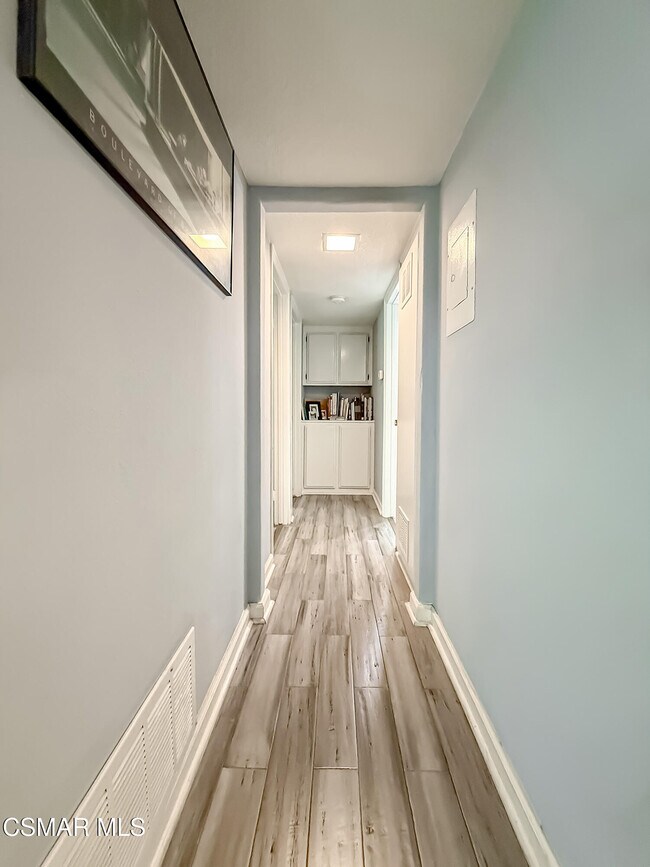 Building Photo - 1346 E Hillcrest Dr