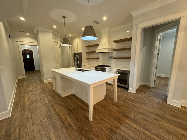 Building Photo - Grand Point East - 4 Bedroom, 3 Bathroom w...