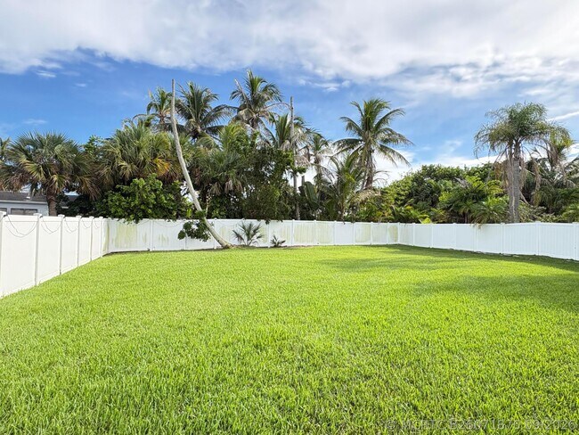 Building Photo - 1811 Melaleuca Dr