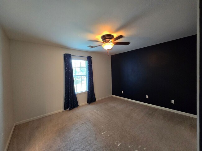 Building Photo - MOVE-IN SPECIAL!! $250 OFF First Month