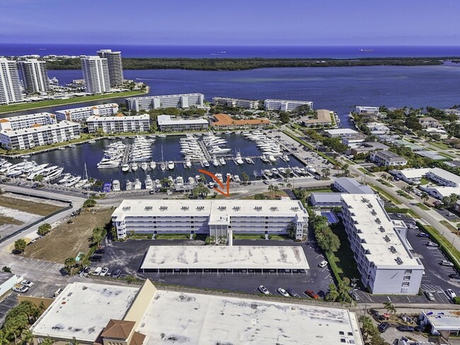 Building Photo - 907 Marina Dr