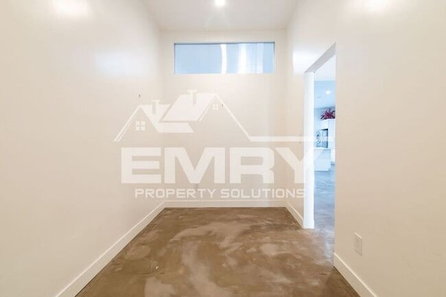 Building Photo - Prime Commercial Office Space Available Beverly Blvd Los Angeles