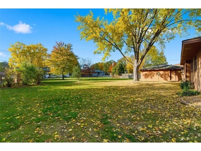 Building Photo - 10517 Quebec Ave N