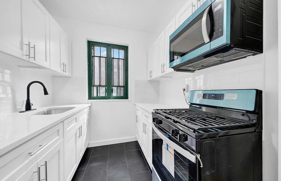 Building Photo - 1569 Metropolitan Ave