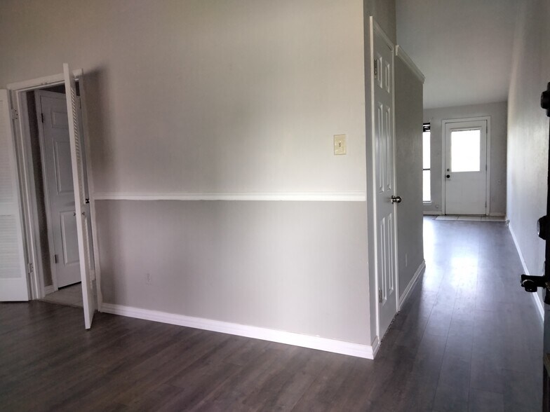 Building Photo - 213 Hickory Springs Dr