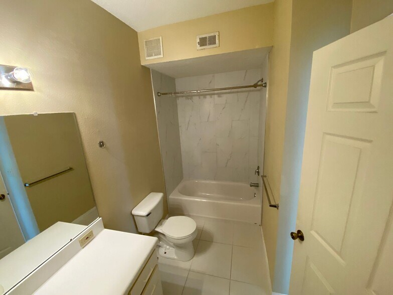 Building Photo - 11490 Villa Grand