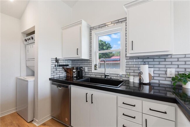 Building Photo - 14813 Dutchmans Dr