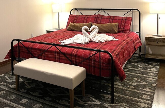 Spacious bedroom - 505 Bastrop St