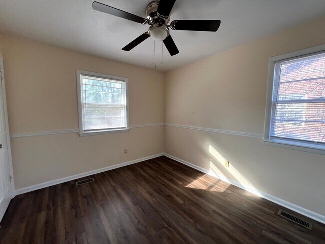 Building Photo - 944 Lark Dr