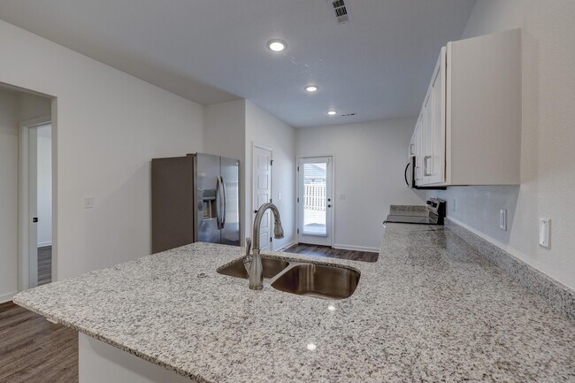 Building Photo - 707 Short Leaf Ln