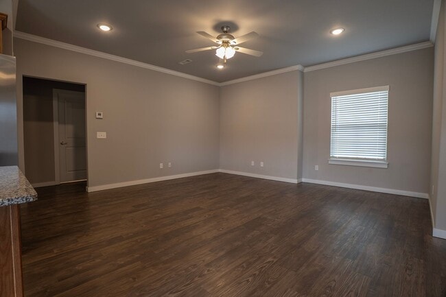 Building Photo - Charming 2 bedroom!