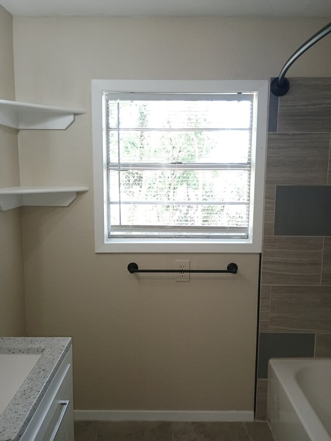 Building Photo - 1025 Valley View St