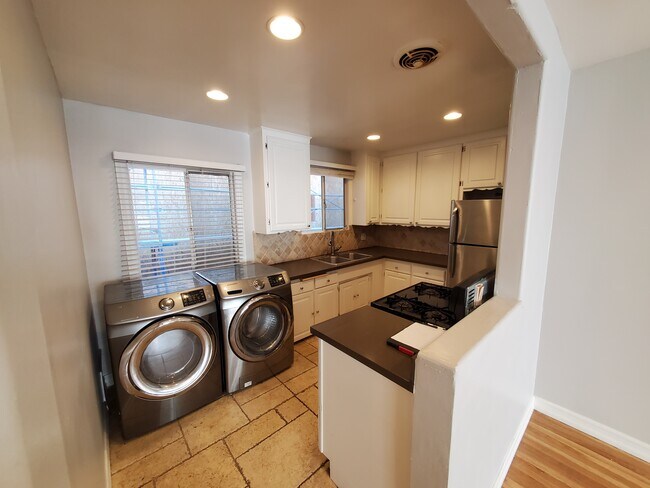 Building Photo - 920 Westbourne Dr