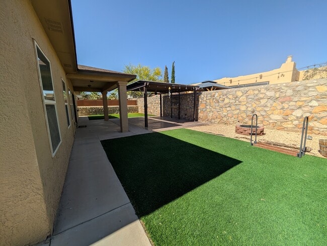 Building Photo - 5803 London Dr