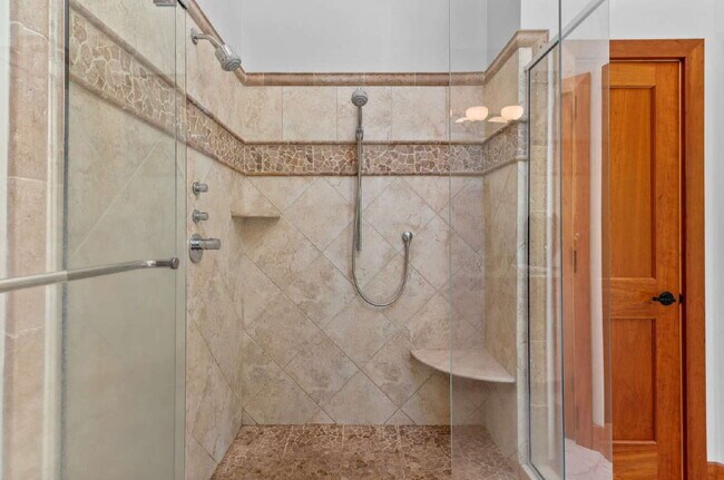 Building Photo - Luxurious 5-Bed Sanctuary with Scenic View...