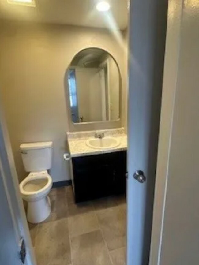 Building Photo - 321 Ella St