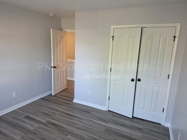 Building Photo - 25 Barnett Shoals Dr
