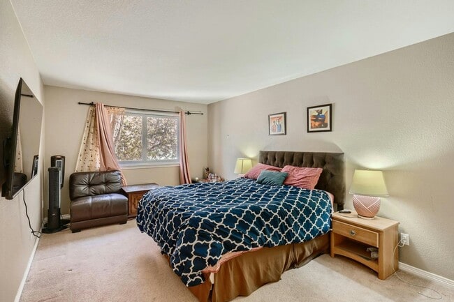 Building Photo - 16242 Hollyridge Dr