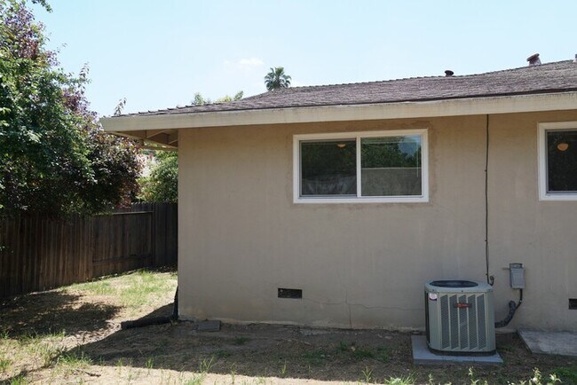 Building Photo - 3 bedroom 1 bath duplex in the wonderful city of Fair Oaks!