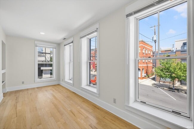 Building Photo - 114 E 6 St