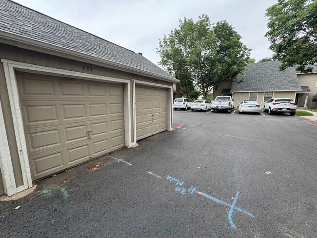 Building Photo - Aurora Townhome Right on the Golf Course