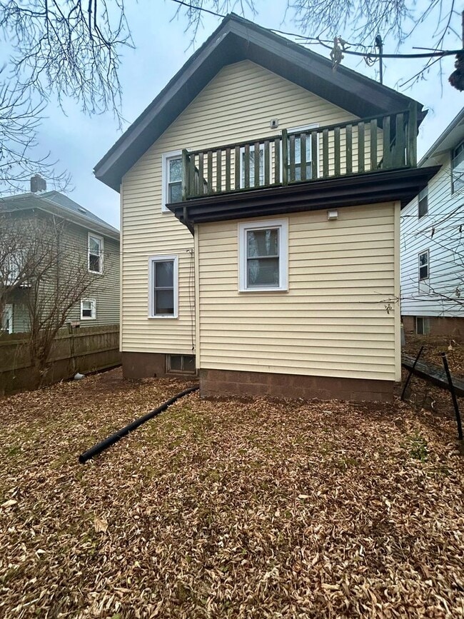 Building Photo - 906 North 6th Ave E