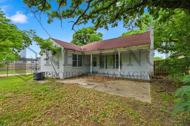 Building Photo - 1458 N Old Manor Rd