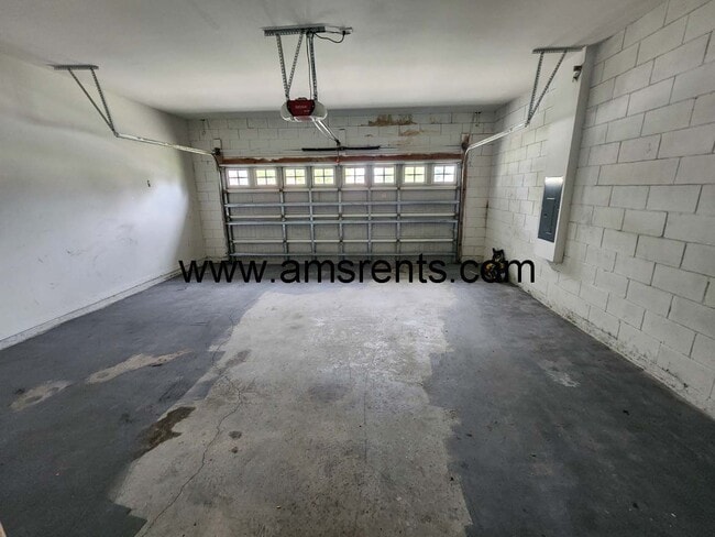 Building Photo - Delightful 3 bedroom 2.5 bath House