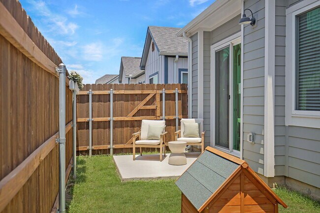 Building Photo - 5553 Lockhart Ln