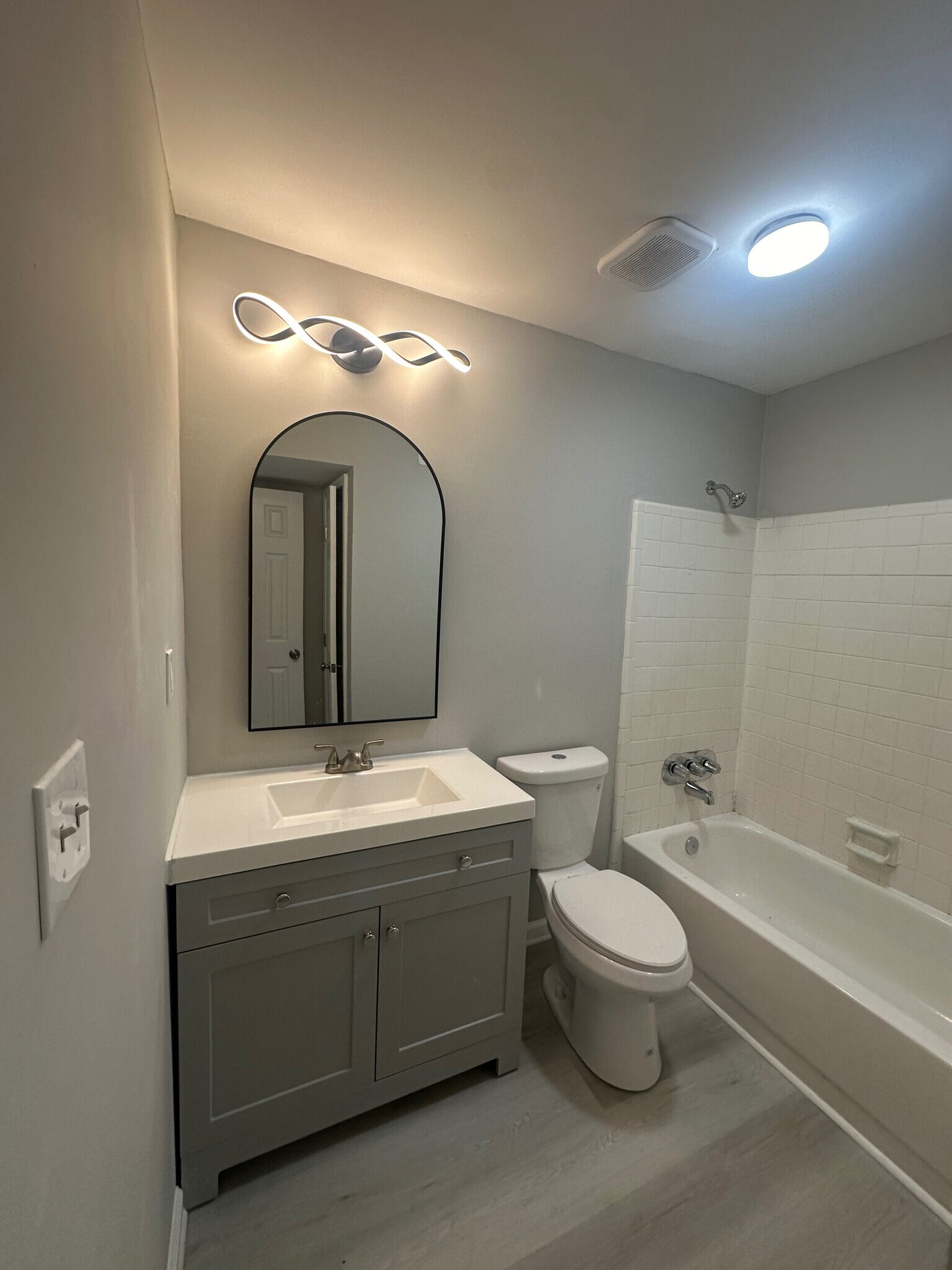 Building Photo - Room in Condo on Roberts Dr