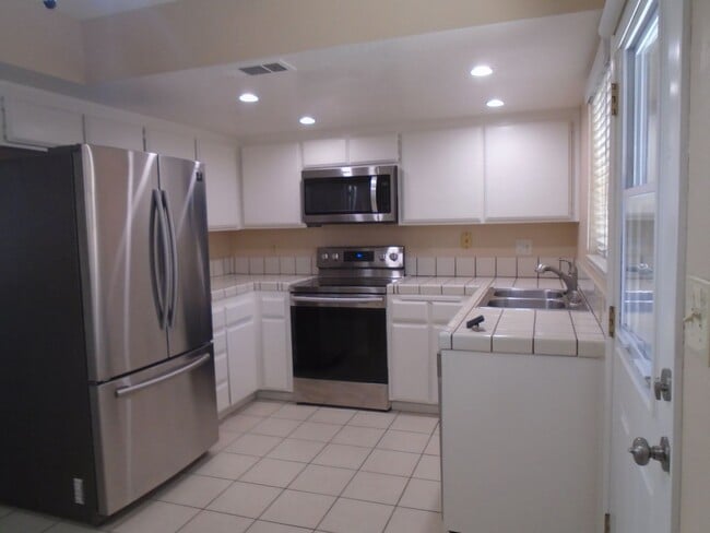 Building Photo - QUAILWOOD CUTIE IN GATED COMMUNITY!!!