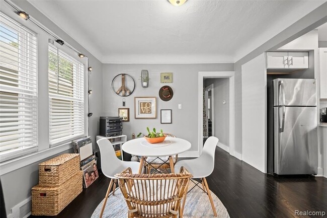 Building Photo - 242 W Webster St