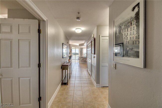 Building Photo - 10720 Ravenna Way