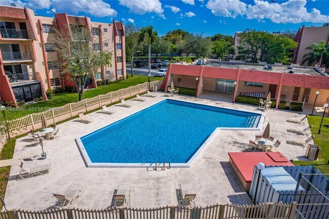 Building Photo - 13715 Kendale Lakes Cir