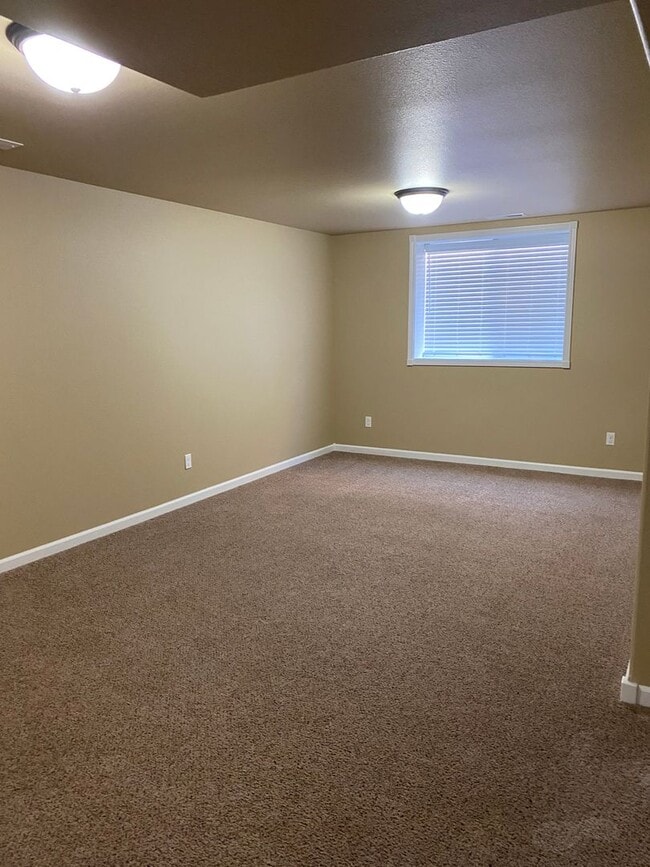 Building Photo - 3 Bedroom House with a 2 Garage in Heights