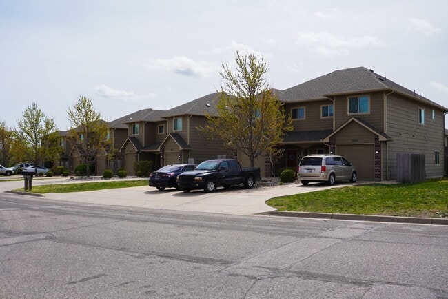 Building Photo - 3-Bed Duplex w Garage, NEW Carpet + Fenced Yard SPECIAL: $600 OFF February RENT!