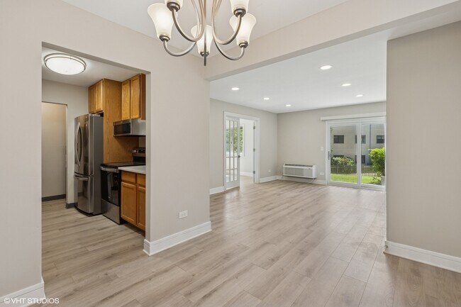 Building Photo - 940 N Lakeside Dr