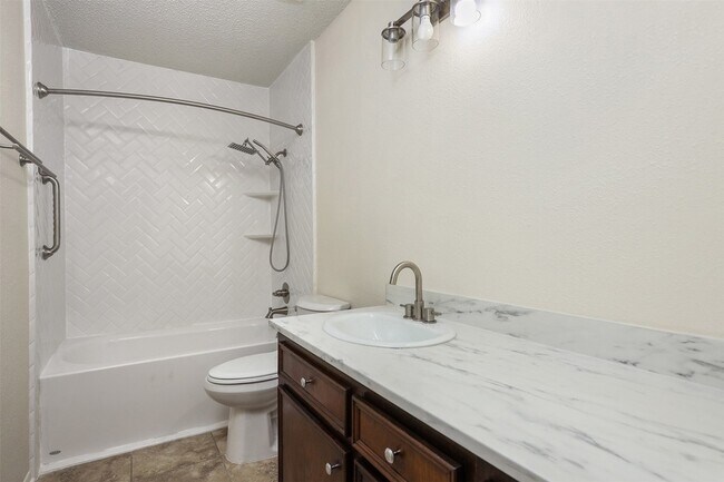 Building Photo - 831 Silverpines Rd